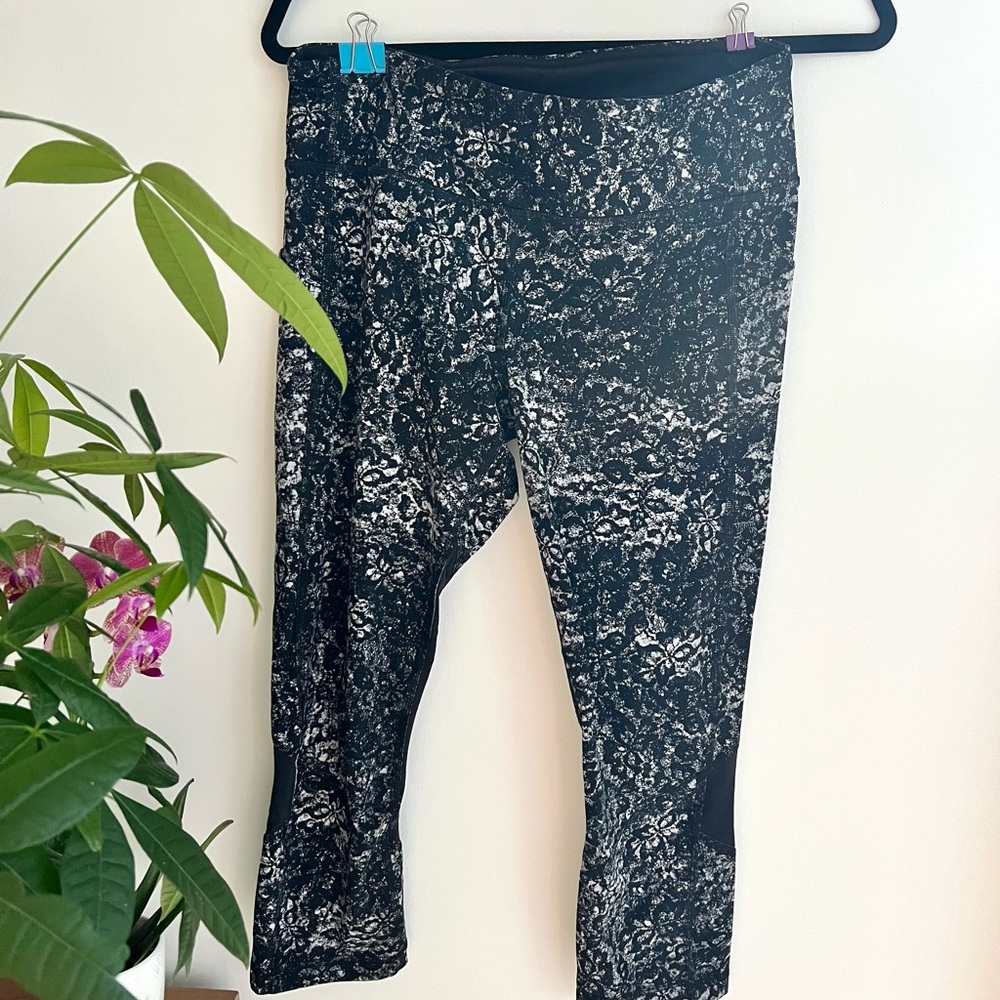 Lululemon Monochrome Patterned Leggings with Zipper and Pocket - Capri Length